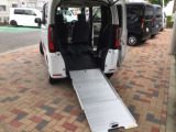 緩やかなスロープが介護だけでなく、重たい荷物もラクラク積載。趣味にも便利に使えます。