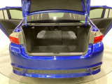 リアシートの背もたれを前方に倒して荷室を広げられますので、長いお荷物も積むことができます。背もたれは6:4の割合で分割して可倒できます。