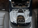 納車前整備は、メルセデスベンツ国際認定メカニックによる最新の検査ライン等の施設が充実した当社工場で入念に行います。メルセデス・ベンツの定める厳しい基準をクリアしたお車のみをご案内させて頂きます。