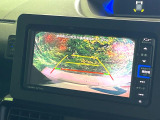 【バックカメラ】駐車時に後方がリアルタイム映像で確認できます。大型商業施設や立体駐車場での駐車時や、夜間のバック時に大活躍!運転スキルに関わらず、今や必須となった装備のひとつです!
