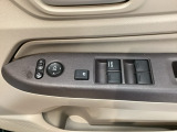 電動格納式リモコンドアミラーと、パワーウィンドウスイッチ等は運転席ドアにあります。