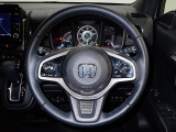 ハンドル左側にはオーディオ操作が出来るオーディオリモートコントロールスイッチ、右側にはHonda SENSINGとオートクルーズコントロールのスイッチを装備!