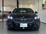 【BMWの伝統-1】BMWの特徴的な&ldquo;キドニーグリル&rdquo;は、80年以上続く伝統の形でございます。変わらないこだわりのデザインが、プレミアムブランド&ldquo;BMW&rdquo;を創り出します。