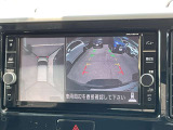まるで真上から見ているような、視認性の良いアラウンドビューモニターです。駐車が苦手な方でもこれでらくらく駐車できますよ。