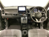 車内は光触媒抗菌消臭施工済です。インパネ周りはスタイリッシュなデザインで機能や装備も充実しています。グローブボックスやカップホルダーのほかにトレーなどたくさんの収納スペースが付いています。
