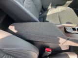 運転席と助手席の間にリッド付きの小物入れが装備されています。