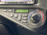 【オートエアコン】一度お好みの温度に設定すれば、車内の温度を検知し風量や温度を自動で調整。暑い&hellip;寒い&hellip;と何度もスイッチ操作をする必要はありません。快適な車内空間には必須の機能ですね♪