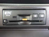 ETC付。高速道路の料金所はキャッシュレスで通過です。サービスエリア等にあるスマートインターの出入りも利用可能でとっても便利。ご納車後すぐにお使い頂けるようセットアップしてのお渡しとなります。