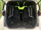 【パワーバックドア】スマートキーや運転席のボタンを押すだけでリアゲートが自動で開閉します!荷物を持っている時や、高い位置にあるバックドアを閉める際に便利な機能です♪