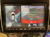 全周囲カメラは、上空から見下ろしたように路面を映し出します。