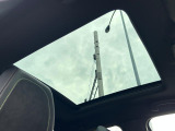 車内を明るく開放的な空間に変えるパノラミックガラスルーフを特別装備。ルーフ全面がガラスになり、高い開放感と非日常感を乗員全員に提供します