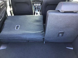 リヤシートを倒すと大きな荷物も搭載可能です。