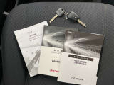 メンテナンスノートおよび備え付けのカギの画像になります。これまでの点検・整備履歴が確認できるメンテナンスノートが揃っており、車両の管理状況が分かりやすくなっています。