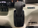 CVT車のセレクトレバーです。低速から高速まで、変速ショックのないスムーズな走りを実現するとともに、エンジン効率のよい領域を維持することで燃費にも貢献します。