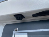 【バックカメラ】後退時に車両後方の映像をモニターに映す機能。目視できない死角を確認でき、衝突事故を防ぎます。駐車が苦手な方だけでなく全てのドライバーに必須の安全装備です。