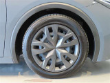 純正のスチールホイール+ホイールキャップ装着車です。