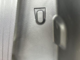荷室にも便利なショッピングフックがあります。