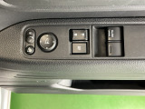 【パワーウィンドウスイッチ】ワンタッチで、パワーウインドウやドアミラーを操作できます