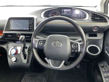 運転席まわりです。 各操作スイッチは使いやすい位置に配置されてます。