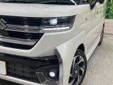 【LEDヘッドライト】悪天候や夜間走行時も良好な視界を確保し安心して運転できる高輝度LEDヘッドライトを装備!点灯速度が早く、消費電力も抑えられています。