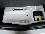 トランク内にあるトレイには工具やパンク修理キットが詰めるので緊急時にも安心ですね