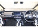 操作性に優れた運転席となります!小物入れや各ボタンの配置にこだわり、使いやすいです!座り心地もよく視認性も良好なのでロングドライブもお任せ下さい!