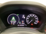 ハイブリット車専用のメーターです。右側の大型スピードメーターに加え、ステアリングスイッチを使って左のマルチインフォメーション・ディスプレイで燃費や動力伝達などの情報が見れるようになっています。