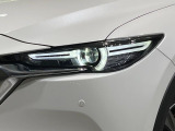 【LEDヘッドライト】悪天候や夜間走行時も良好な視界を確保し安心して運転できる高輝度LEDヘッドライトを装備!点灯速度が早く、消費電力も抑えられています。