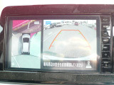 ☆全周囲カメラが駐車をアシスト☆4つの高解像度カメラで車の周囲を撮影!見えにくい死角の駐停車も驚く程に楽々です。バックカメラは、車庫入れの時は勿論、後方の安全確認もできて安心です♪
