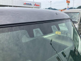 2つのカメラで前方の車両や歩行者を検知し、衝突のおそれがあると判断すると、ブザー音やメーター内の表示で警告。衝突の可能性が高まると、自動でブレーキをかけ、衝突の回避または衝突時の被害軽減を図ります。