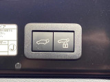 【パワーバックドア】スマートキーや運転席のボタンを押すだけでリアゲートが自動で開閉します!荷物を持っている時や、高い位置にあるバックドアを閉める際に便利な機能です♪