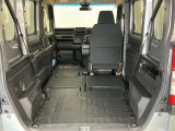 いろいろな使い方ができる広くて使い勝手のいい荷室。※一部、角度調整などができない車種もございます