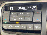 【オートエアコン】一度お好みの温度に設定すれば、車内の温度を検知し風量や温度を自動で調整。暑い&hellip;寒い&hellip;と何度もスイッチ操作をする必要はありません。快適な車内空間には必須の機能ですね♪
