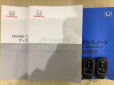 スマートキーは鍵をバッグに入れたままでもドアロックの開閉やエンジンのON・OFFができます。夜間や雨の日も鍵を探さなくて良いので便利です。