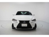 エクステリアは、一目でLEXUSとわかるスピンドルグリルを起点に、人が乗るキャビンの前後を大胆に絞り込んだ菱形のボディと力強く張り出したホイールフレアを融合させ、タイヤの存在を強調しています。