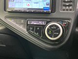 【オートエアコン】一度お好みの温度に設定すれば、車内の温度を検知し風量や温度を自動で調整。暑い&hellip;寒い&hellip;と何度もスイッチ操作をする必要はありません。快適な車内空間には必須の機能ですね♪