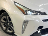 【LEDヘッドライト】悪天候や夜間走行時も良好な視界を確保し安心して運転できる高輝度LEDヘッドライトを装備!点灯速度が早く、消費電力も抑えられています。