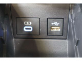 データ通信/給電用と、給電用(Type-C)のUSBポートが装備されています。iPhoneやスマートフォンを繋いで音楽を再生したり、充電したり。車内にあると便利なアイテムのひとつですね!