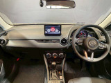 コックピットにある操作機器、情報などすべての要素をドライバー中心に左右対称に配置し、同時にそれらがドライバーに正対する造形とすることで、人とクルマの一体感を感じさせます。