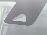 【スマートアシスト】走行中に前方の車両等を認識し、衝突しそうな時は警報とブレーキで衝突回避と被害軽減をアシスト。より安全にドライブをお楽しみいただけます。