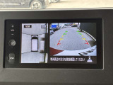 真上から見下ろすような映像で、車庫入れや縦列駐車時に、自車と駐車位置の関係をひと目で確認でき、スムースな駐車をサポート。動く物を検知してお知らせすることで、発進時の安全確認もサポートします。