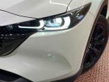 【LEDヘッドライト】悪天候や夜間走行時も良好な視界を確保し安心して運転できる高輝度LEDヘッドライトを装備!点灯速度が早く、消費電力も抑えられています。