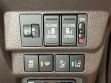 両側電動スライドドアは運転席から操作ができるよう、操作スイッチが付いています。その横にはヘットライトリベライザーのスイッチがついています。道路状況や積荷の加重に応じてライトの高さを調節できます。