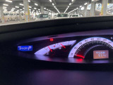 視認性に優れたメーターを採用しており、走行中でも車速や情報が分かりやすく表示されます。運転時の視線移動をむりのない範囲に抑え、快適で安心感のあるドライブをサポートします。