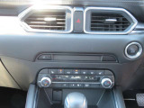 運転席にはハンドルヒーターとシートヒーター。助手席にもシートヒーターが装備されています。エアコンもシートヒーターも運転席と助手席で独立しているので、それぞれ違う温度に設定できます。