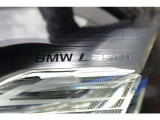 【レーザーライト】ハイビームで走行時に車速が約70km/hを超えると、既に点灯しているLEDハイビーム・ヘッドライトに加え、レーザーライトが自動的に点灯、LEDライトの約2倍に相当する最大600mまで照らします。