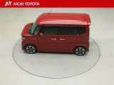 165/55/15インチのタイヤには、カスタム専用デザインのアルミホイールが付いています。