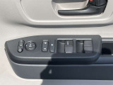 窓スイッチは使用感が出やすい所。文字消えや汚れ、オート機能・ロック操作の有無も確認◎。