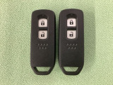 スマートキーを装備しています。鍵を差し込むことなくドアロックの開け閉めと、スタートボタン操作でのエンジンスタートができます。スペアキーも同じものを用意しております。