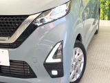 【LEDヘッドライト】悪天候や夜間走行時も良好な視界を確保し安心して運転できる高輝度LEDヘッドライトを装備!点灯速度が早く、消費電力も抑えられています。